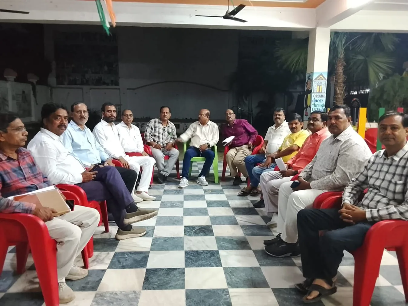 नियमों का असर: लखनऊ में नए प्रावधानों से व्यापारी परेशान और युवा प्रकोष्ठ भंग