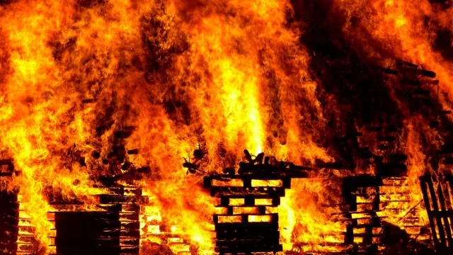 दर्दनाक हादसा: देवरिया में झोपड़ी में आग लगने से पिता, बेटी और भाई की मौत