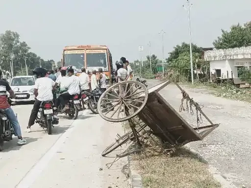 सड़क हादसा टला: गोरखपुर में रोडवेज बस ने कबाड़ी के ठेले में मारी टक्कर