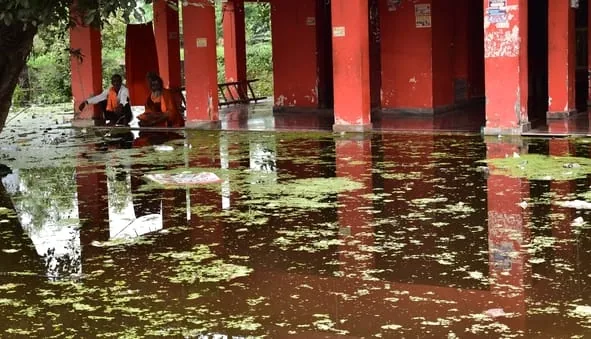 जल स्तर में गिरावट: इटौंजा और माल क्षेत्र में घटने लगा गोमती का पानी