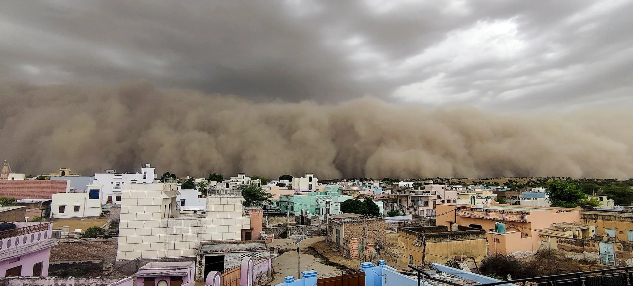 मौसम में बदलाव: मध्य भारत में आंधी-बारिश और राजस्थान में छाए बादल