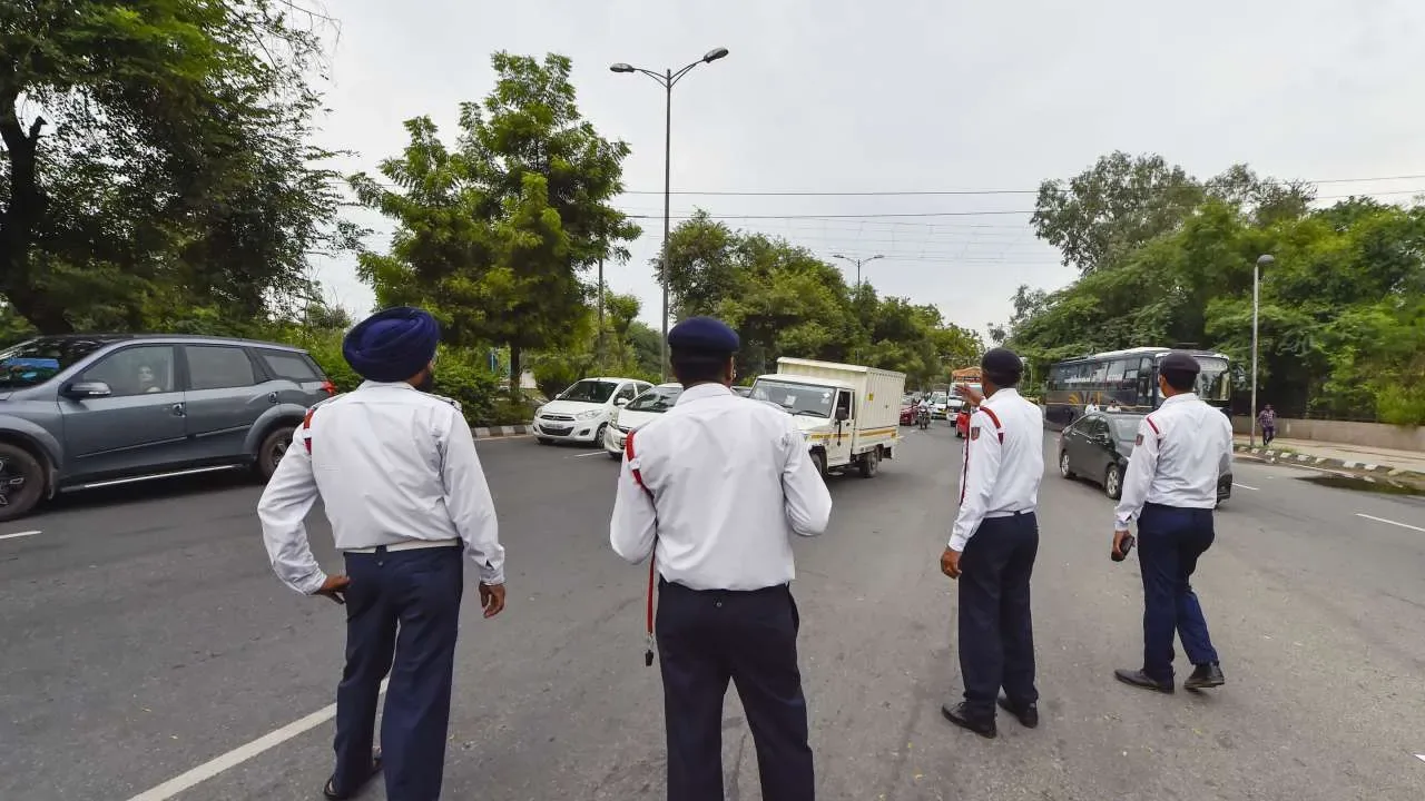 उत्तराखंड में अजीबोगरीब मामला: पुलिस से बचने के लिए पति ने बीच सड़क पर पत्नी को छोड़ा और मोटरसाइकिल भगा ले गया