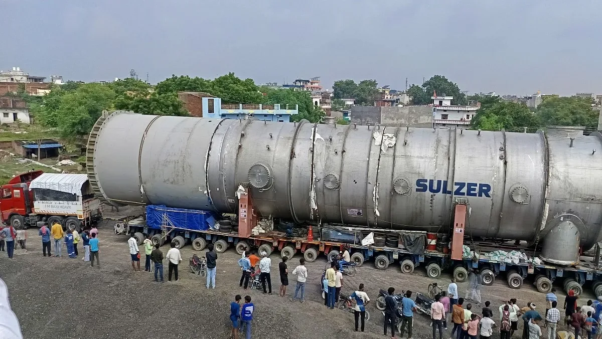 यातायात की चुनौती: 45 घंटे बाद वाराणसी के डाफी से आगे बढ़ा 200 टन वजनी ब्वायलर लदा ट्रक