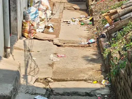 मातबरगंज में बदहाल गली: टूटी स्लैब और उखड़ी सड़क से राहगीर परेशान