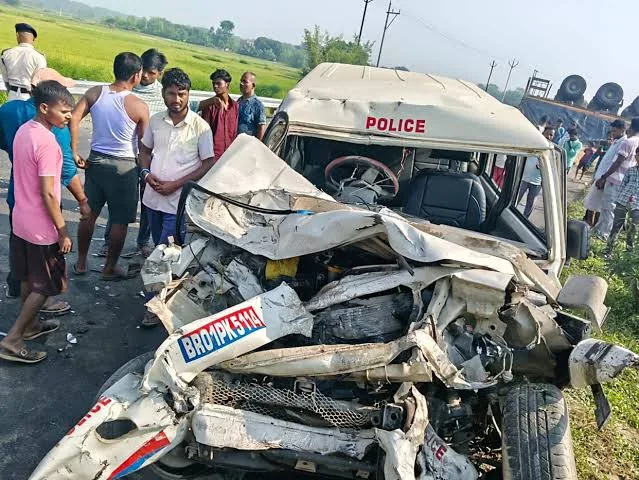 सड़क हादसा: एनएच-27 पर गड्ढे में बोलेरो पलटने से पुलिस चालक की मौत