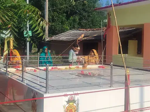 शारदीय नवरात्र आरंभ: अंबेडकरनगर के देवी मंदिरों में उमड़ी भक्तों की भारी भीड़