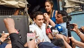 मुंबई में हिरासत: प्रदर्शन के दौरान पकड़े जाने के बाद घर लौटे इमरान खान