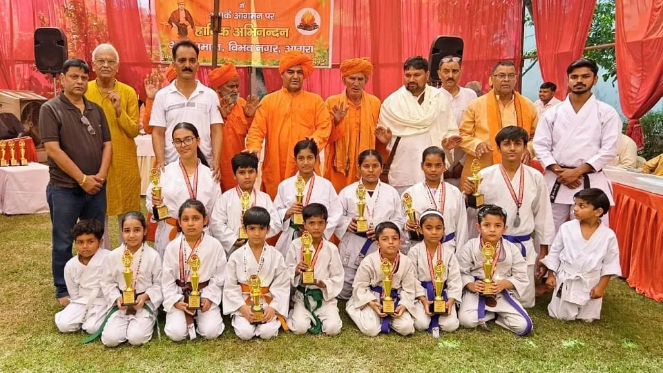 खिलाड़ियों का सम्मान: आगरा में उत्कृष्ट कराटे खिलाड़ियों को किया गया सम्मानित