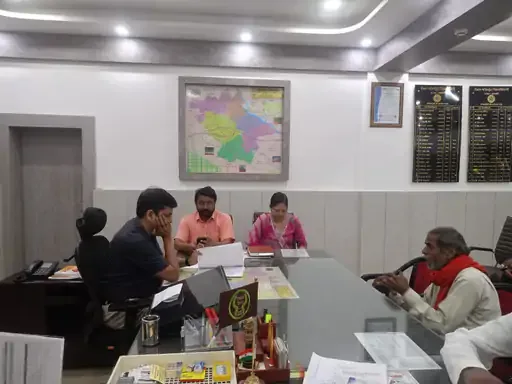 बाराबंकी में बुजुर्ग का सहारा: डीएम ने बेटे द्वारा निकाले गए बाबूलाल की सुनी पीड़ा