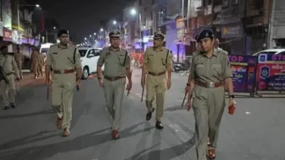 एटीएम धोखाधड़ी: गुजरात में तीन संदिग्ध आरोपी गिरफ्तार, नोटों की गड्डी चुराने का मामला
