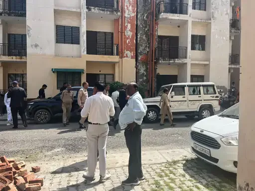 अनोखा विरोध प्रदर्शन: मेरठ में मंदिर पर बुलडोजर कार्रवाई रोकने के लिए महिलाओं ने शुरू किया भजन-कीर्तन और अमला बैरंग लौटा