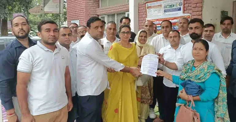 कर्मचारियों का प्रदर्शन: ऑनलाइन तबादला नीति से बाहर रखने की मांग पर सिविल सर्जन कार्यालय का घेराव