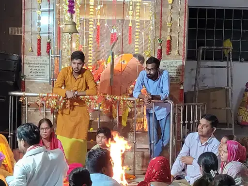 आध्यात्मिक उल्लास: नीलकंठेश्वर मंदिर में गूंजे मंत्र और हवन में उमड़े भक्त
