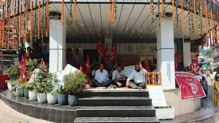 राजनीतिक विरोध: हिमाचल प्रदेश के हमीरपुर में माकपा का प्रदर्शन