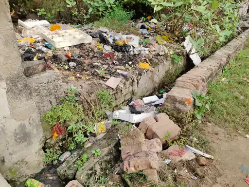 जलभराव की समस्या: नालियां जाम और सड़कों पर पानी से जनजीवन प्रभावित