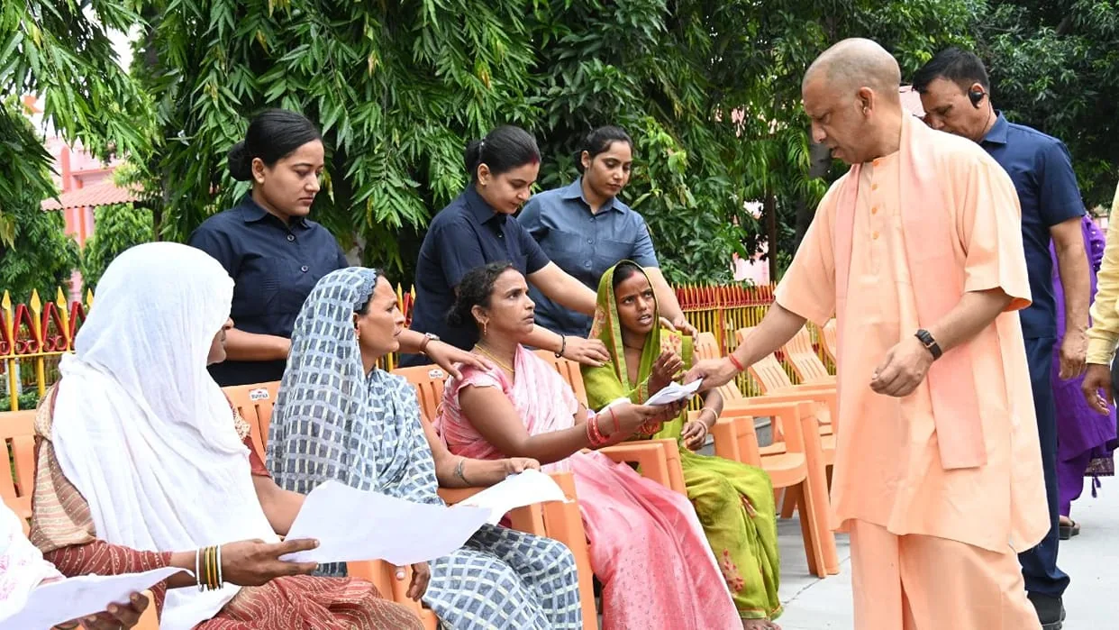 जनता दर्शन में योगी: मुख्यमंत्री ने गोरखपुर में फरियादियों की समस्याएं सुनीं