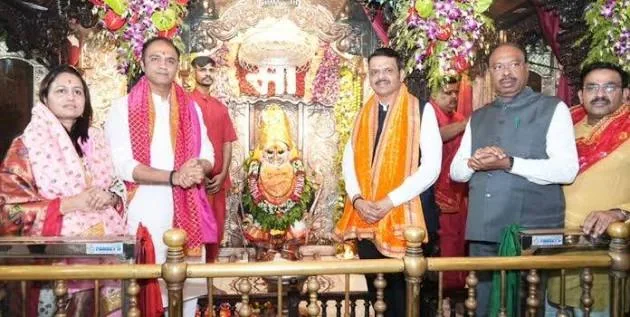 विशेष दर्शन: मुख्यमंत्री फडणवीस ने कोराडी मंदिर पहुंचकर किसानों की भलाई की प्रार्थना की