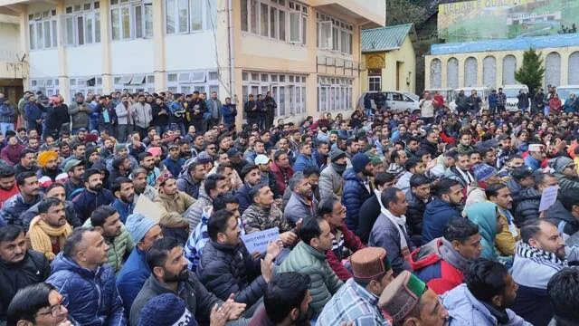 बोर्ड कर्मचारियों का विरोध: शिक्षा बोर्ड प्रशासन के खिलाफ खोला मोर्चा और दी चेतावनी