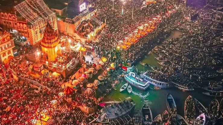रोशनी का पर्व: वाराणसी में रात बनी दिन जैसी और भक्ति की हुई बरसात