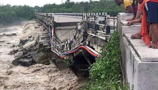 हादसे का खतरा: छह महीने से टूटी पुलिया से नाला पार कर रहे लोग