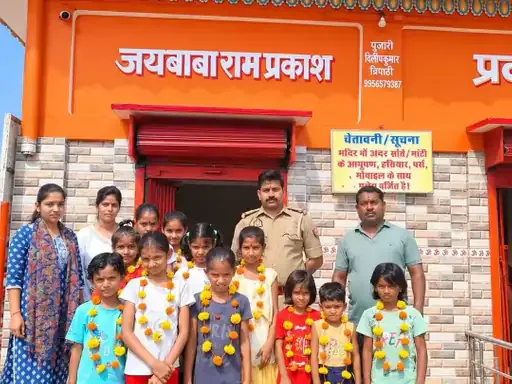 भव्य श्रृंगार: पयागपुर के बाबा रामप्रकाश मंदिर में अयोध्या के फूलों से सजे आराध्य