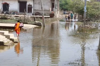 बाढ़ का पानी उतरा: फैजुल्लागंज की सड़कों पर फैली कीचड़