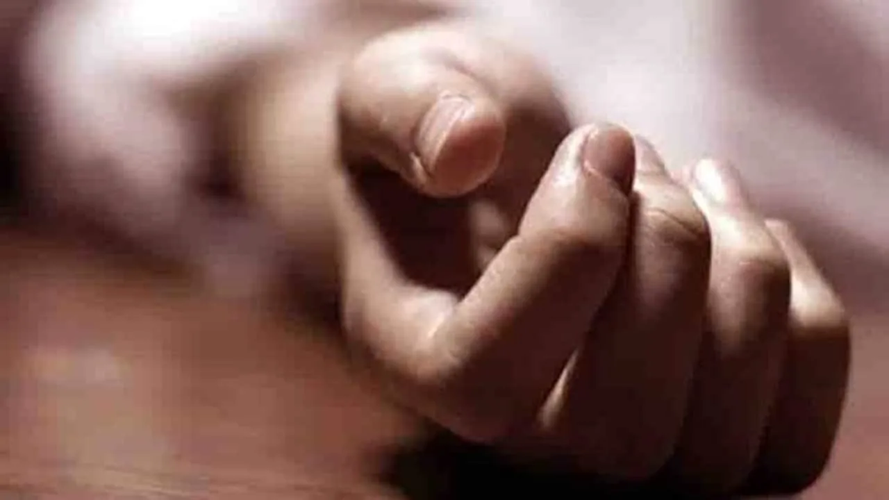 दुष्कर्म की वारदात: बाराबंकी में खेत में मवेशियों का गोबर फेंकने गई 15 साल की किशोरी के साथ गांव के ही युवक ने किया दुष्कर्म और पुलिस को दी गई तहरीर