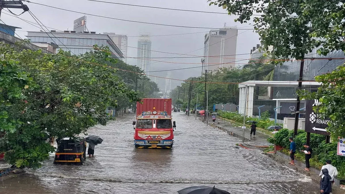 बदलते मौसम की मार: उत्तर से दक्षिण तक तापमान में गिरावट और बाढ़ का कहर