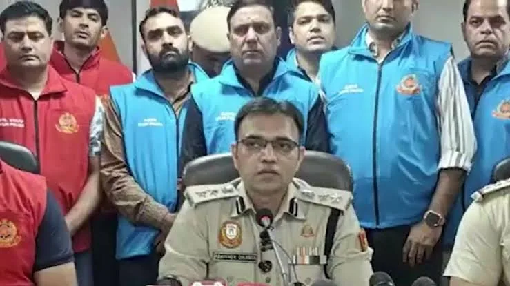 सोशल मीडिया वायरल: डीसीपी अभिषेक धनिया ने प्रेस कॉन्फ्रेंस में लॉरेंस बिश्नोई को कहा साहब
