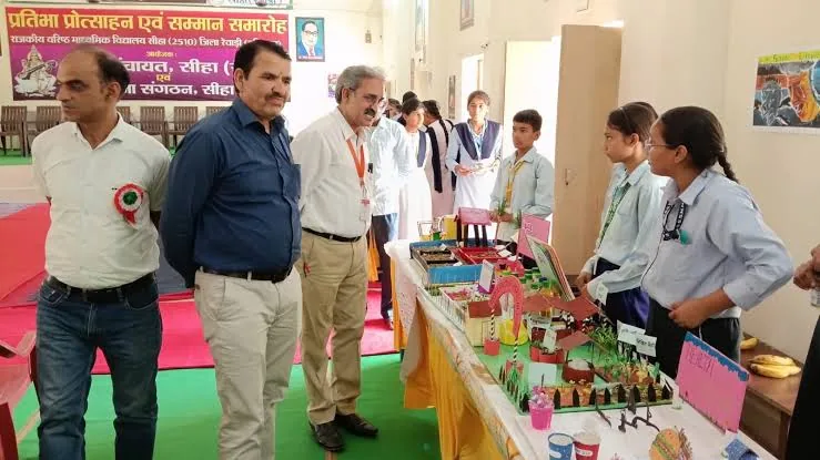 रेवाड़ी विज्ञान प्रदर्शनी: विद्यार्थियों ने एआई और हरित ऊर्जा के नवाचारों का प्रदर्शन किया