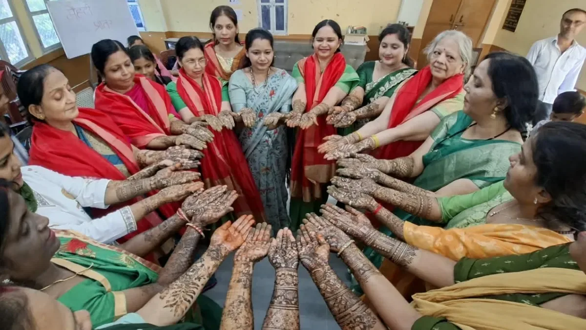 मेहंदी कला का प्रदर्शन: वाराणसी में हाथों पर उकेरी गई मनमोहक आकृतियां