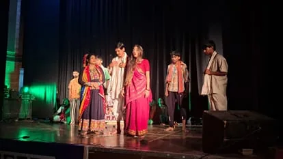 लोकगीत चर्चा: लखनऊ में लोकगीतों में उभरा पलायन का दर्द और पिया परदेसी