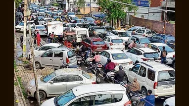 यातायात संकट: हमीरपुर के बड़ा बाजार में पार्किंग की दरकार और त्योहारों में जाम