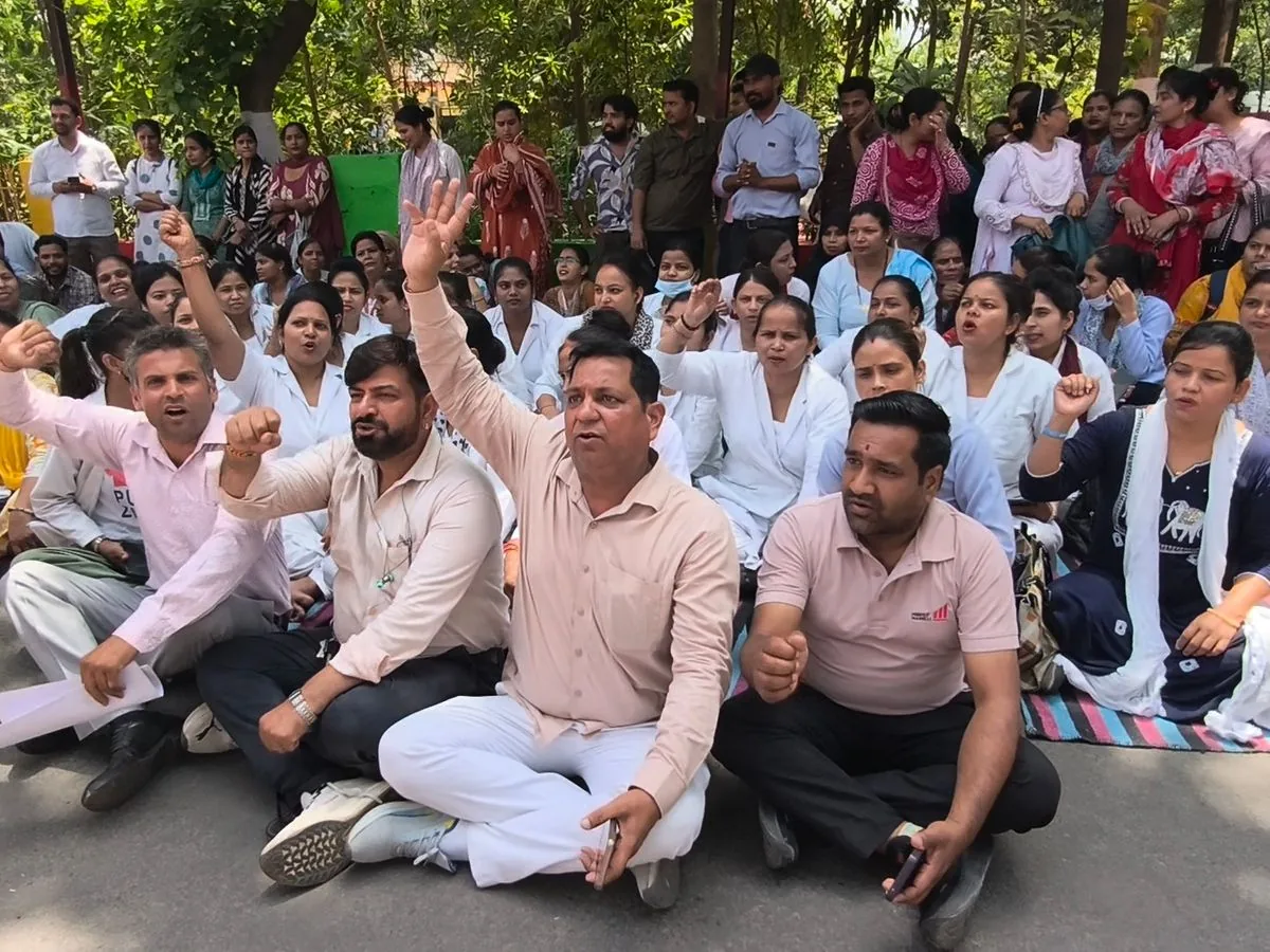 गोरखपुर में स्वास्थ्य कर्मियों का विरोध: सीएमओ कार्यालय पर संविदा कर्मचारियों का प्रदर्शन