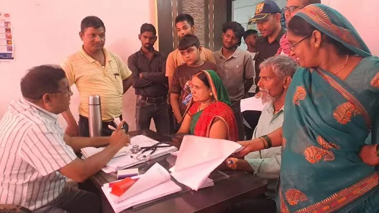 चंदौली स्वास्थ्य सेवाएं: छुट्टी के बाद अस्पताल खुलते ही मरीजों की भारी भीड़