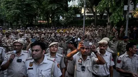 कीट नियंत्रण अभियान: दिल्ली पुलिस ने कॉकरोच पकड़ने के लिए तय किए सुरक्षित स्थान