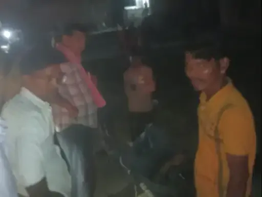 सड़क हादसा: चोलापुर में कुत्ता बचाने के दौरान पल्सर बाइक सवार घायल, NH-28 पर हुआ वाकया