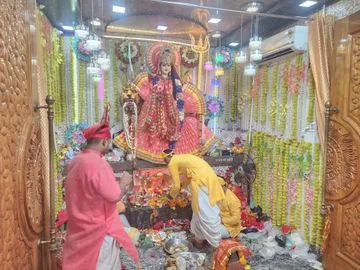 नवरात्रि समापन: लखनऊ के विंध्याचल मंदिर में कन्या पूजन कर भक्तों ने मांगी सुख-समृद्धि