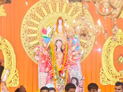 चौखंडी बाजार में रौनक: मां अष्टभुजी दुर्गा पूजा पंडाल में उमड़े श्रद्धालु