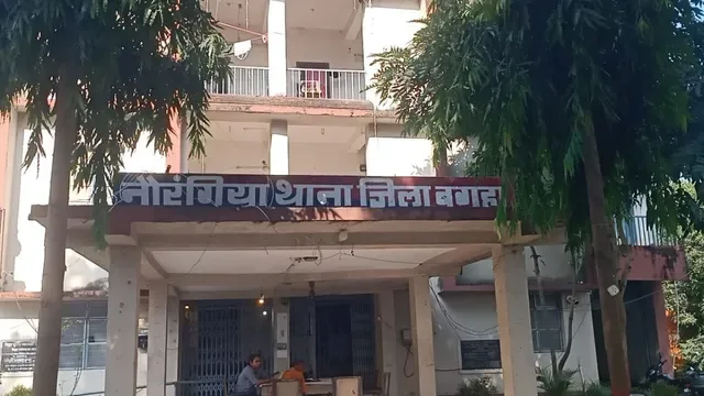 पुलिस पर हमला: बगहा में शराब तस्कर को छुड़ाने के लिए की गई पत्थरबाजी में पांच कर्मी घायल