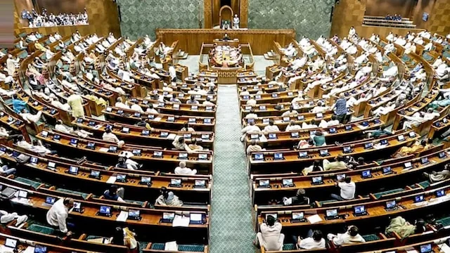 संसद का सत्र: हंगामे के बीच दोपहर तक लोकसभा स्थगित