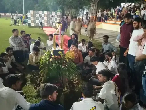 छात्र प्रदर्शन: वीर बहादुर सिंह पूर्वांचल विश्वविद्यालय में सरायख्वाजा थाना प्रभारी के दुर्व्यवहार पर बवाल और धरना