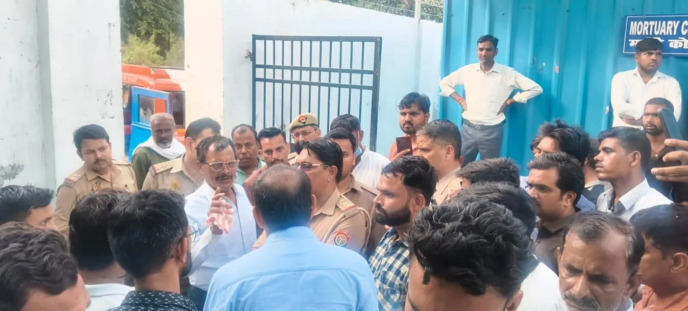 लापरवाही का आरोप: लखनऊ में पुलिस के खिलाफ परिजनों का हंगामा
