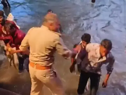 बाराबंकी कार्रवाई: दुर्गा प्रतिमा विसर्जन जुलूस में भक्तों की बेरहमी से पिटाई पर दारोगा लाइन हाजिर