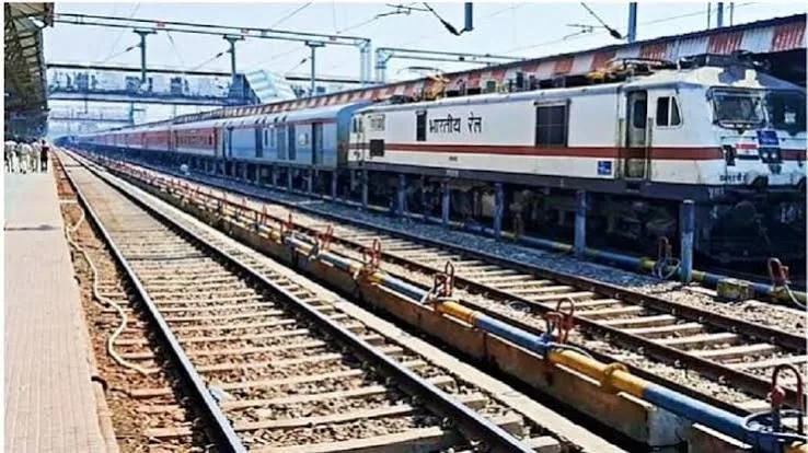 त्योहारी सीजन यात्रा: रेलवे ने आगरा होकर विशेष ट्रेनें शुरू कीं