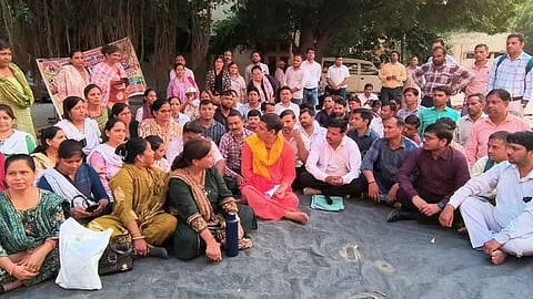 स्वास्थ्य सेवाओं पर असर: पक्की नौकरी की मांग को लेकर एनएचएम कर्मियों का धरना और प्रदर्शन