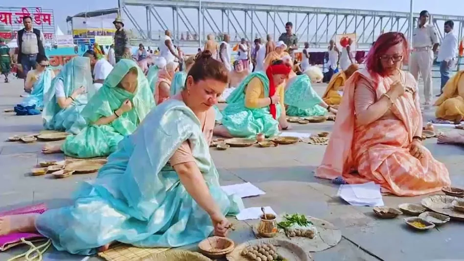 सनातन परंपरा का विस्तार: रूस, यूक्रेन, जर्मनी और इटली के विदेशी नागरिकों ने किया पिंडदान