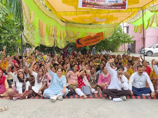 स्वास्थ्य सेवाएं बाधित: शामली के एनएचएम संविदा कर्मचारी लखनऊ पहुंचे