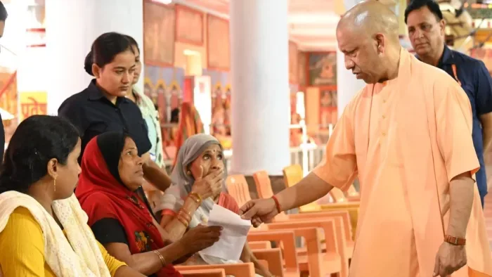 गोरखनाथ मंदिर में दरबार: मुख्यमंत्री योगी आदित्यनाथ ने सुनीं फरियादियों की समस्याएं