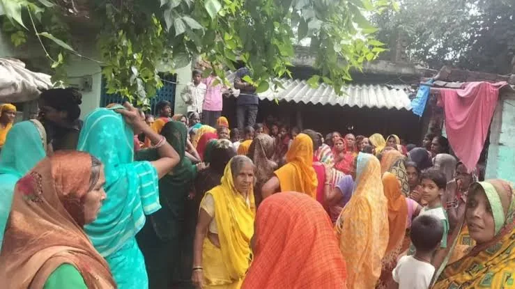 गोरखपुर हादसा: घर की छत से गिरने से युवक की मौत, चार बच्चे हुए अनाथ